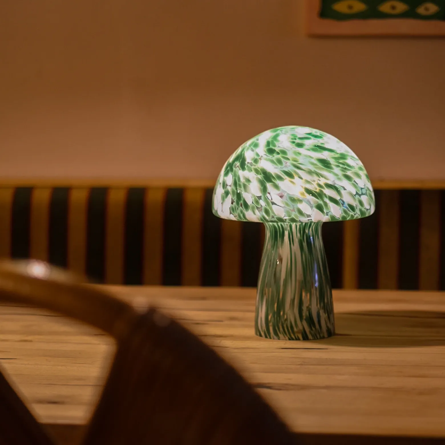 Lámpara de mesa Lindby Hubi, verde, cristal, Ø 22 cm, forma de seta