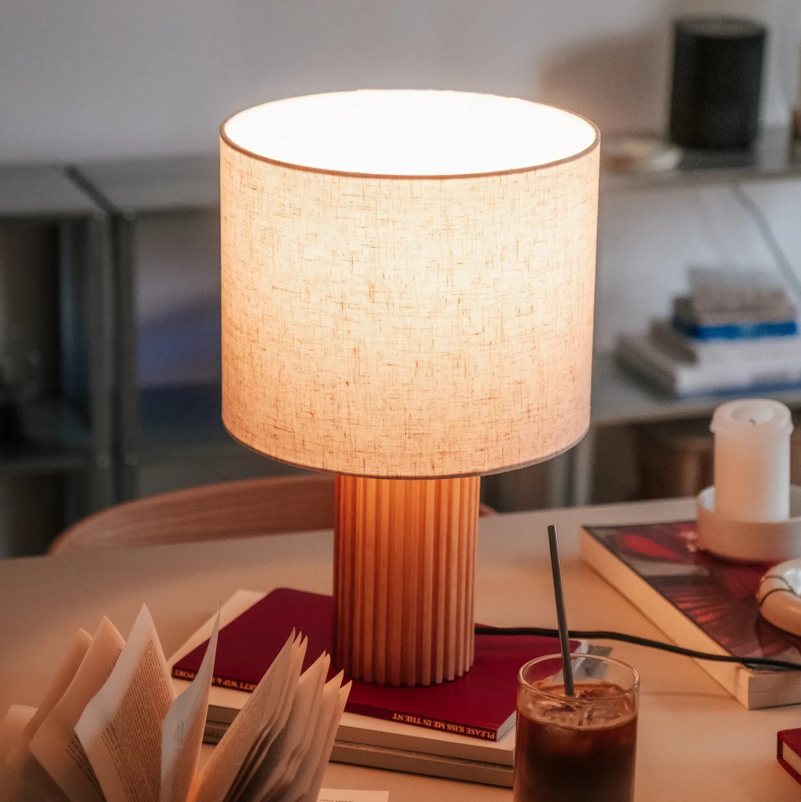 Lámpara de mesa Lindby Kimiko, altura 38 cm, madera, textil