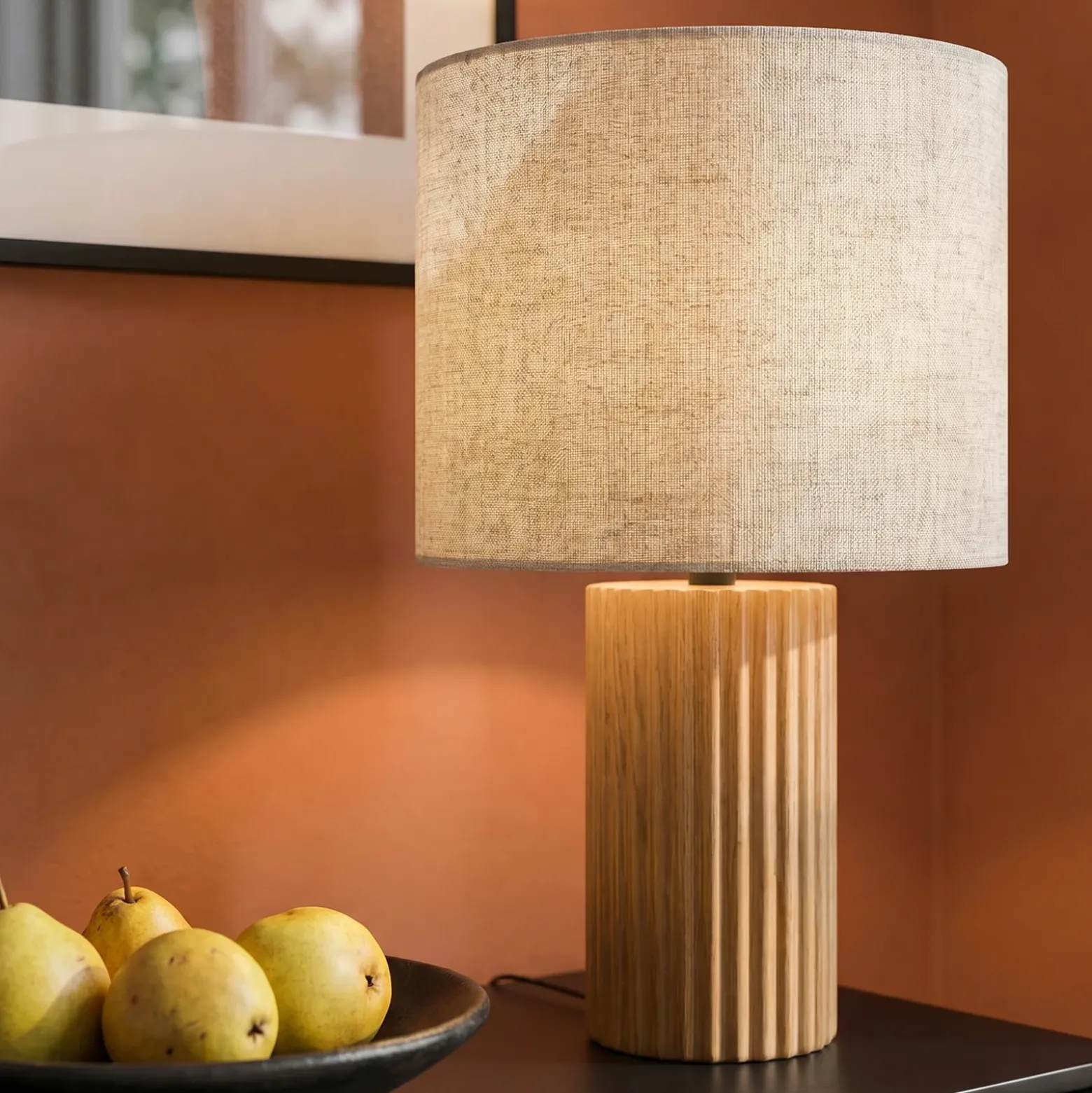 Lámpara de mesa Lindby Kimiko, altura 38 cm, madera, textil