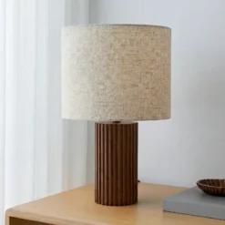 Lámpara de mesa Lindby Kimiko, altura 38 cm, madera de nogal, tela