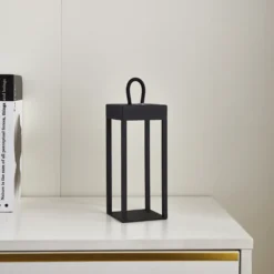 Lámpara de mesa Lindby LED recargable Iruna, negra, metal, 27cm, atenuable.