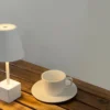 Lámpara de mesa Lindby LED recargable Janea CUBE, blanca, metal