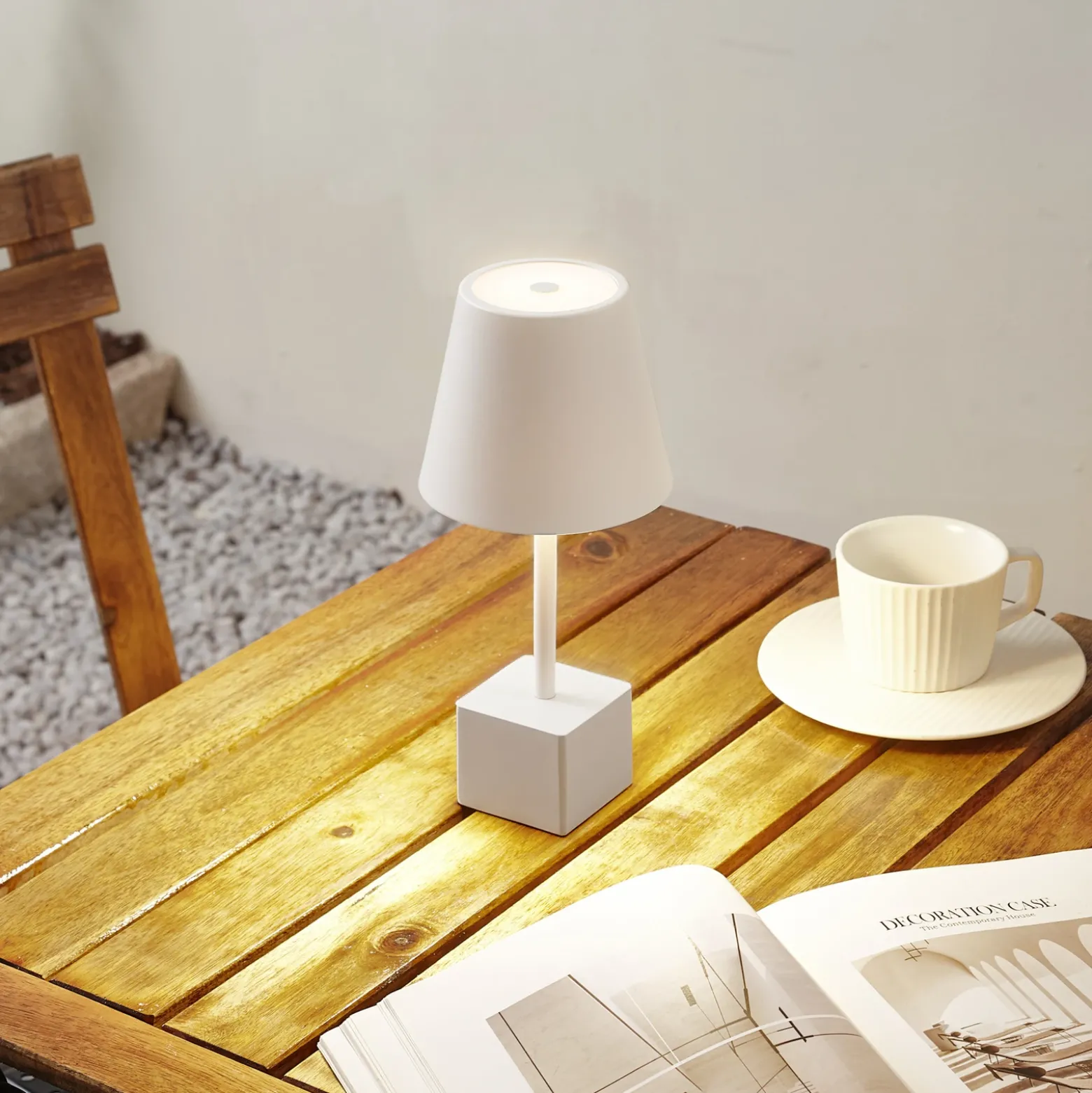 Lámpara de mesa Lindby LED recargable Janea CUBE, blanca, metal