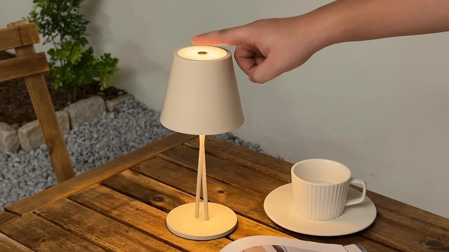 Lámpara de mesa Lindby LED recargable Janea, CRUZ, beige, metal