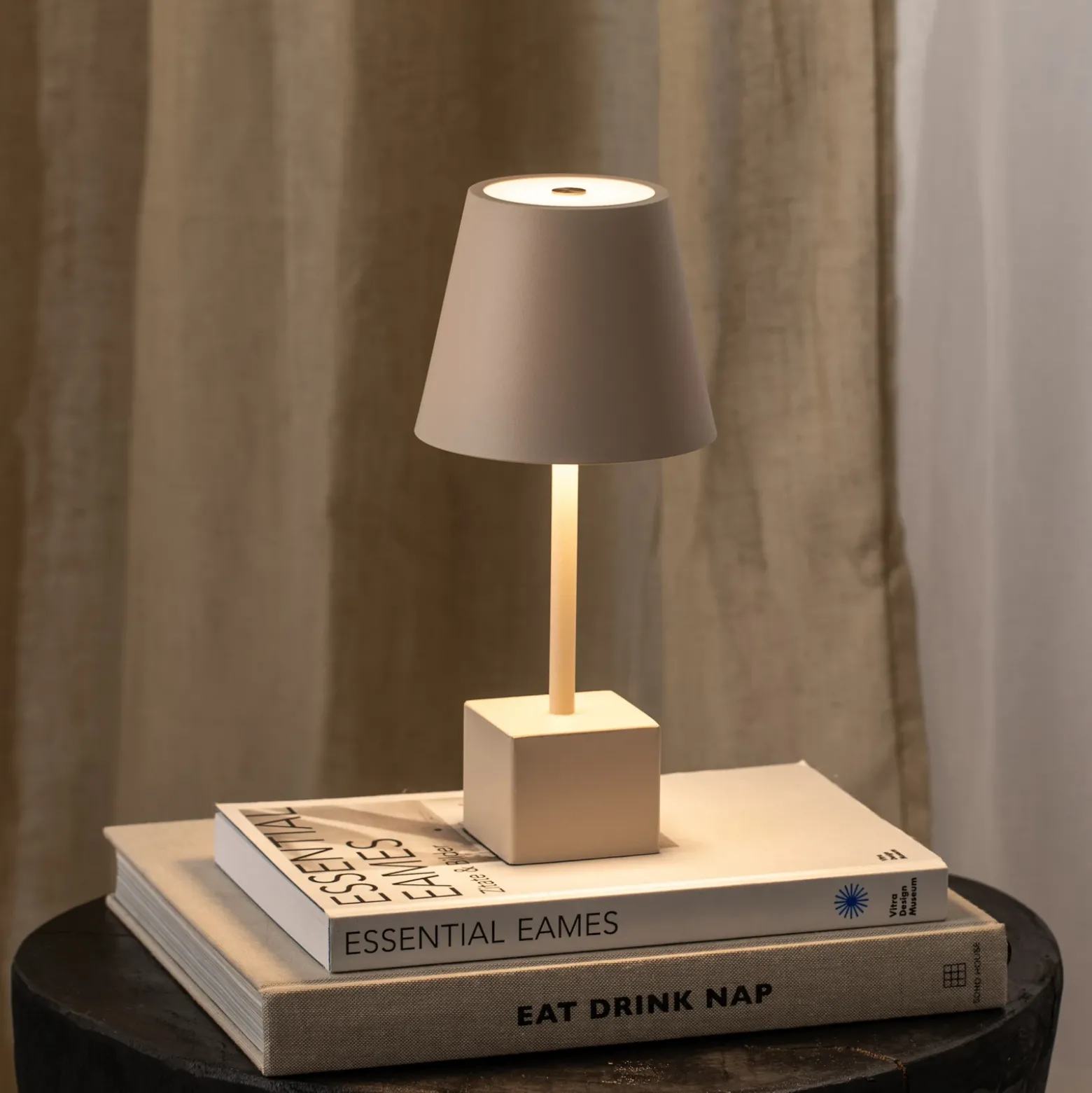 Lámpara de mesa Lindby LED recargable Janea CUBE, beige, metal