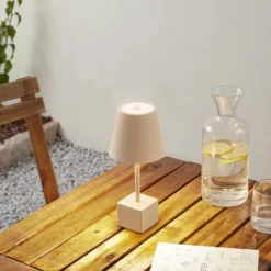 Lámpara de mesa Lindby LED recargable Janea CUBE, beige, metal