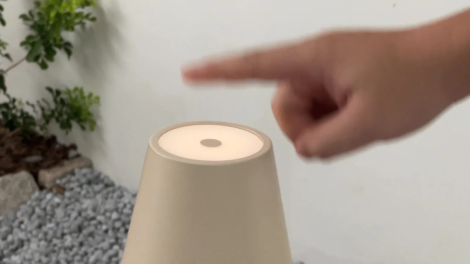 Lámpara de mesa Lindby LED recargable Janea CUBE, beige, metal