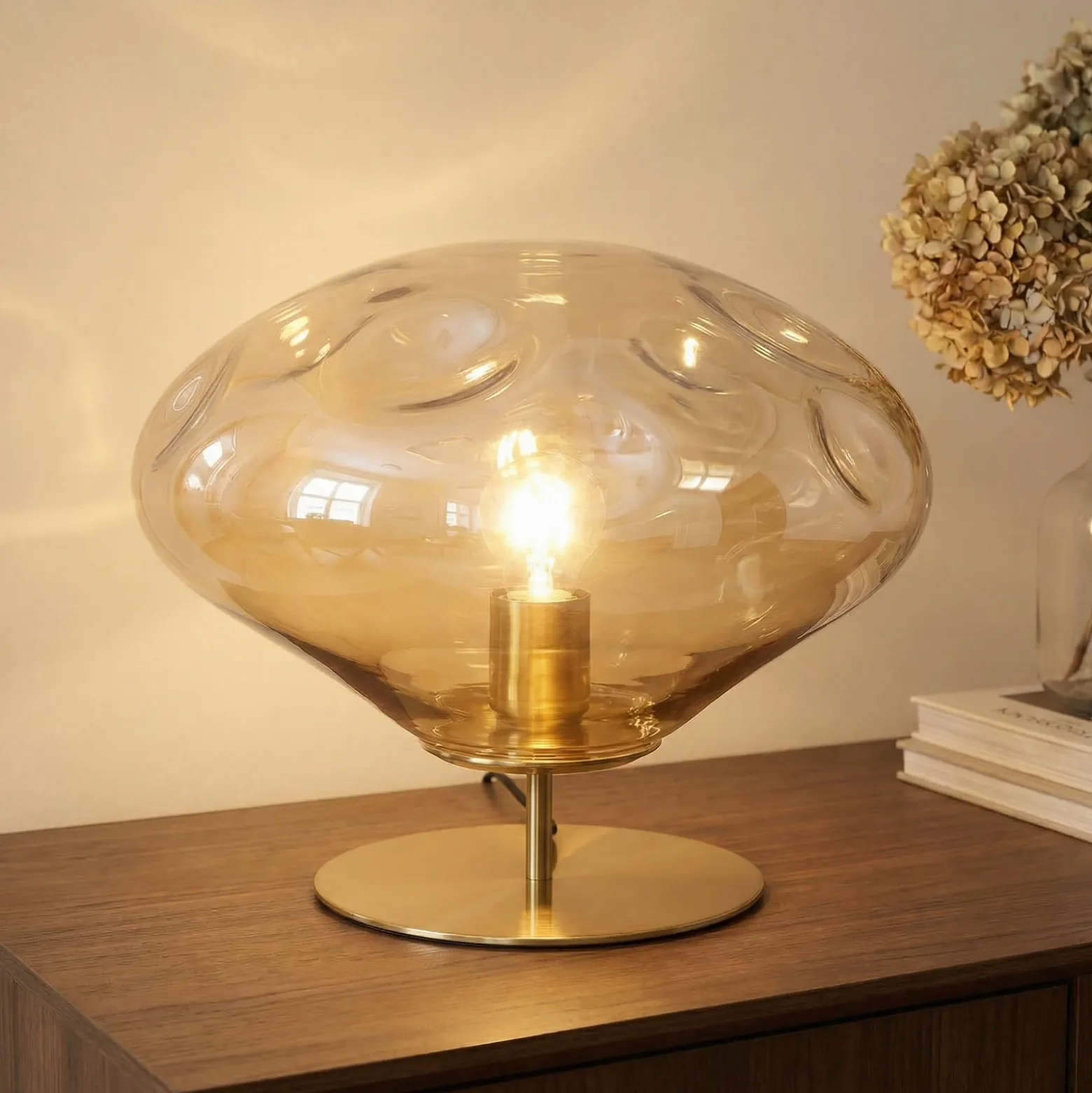 Lámpara de mesa Lindby Lelia, ámbar, cristal, metal, Ø 35 cm
