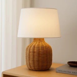 Lámpara de mesa Lindby Lirenda, altura 52 cm, ratán, natural/blanco