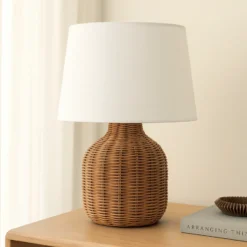 Lámpara de mesa Lindby Lirenda, altura 52 cm, ratán, natural/blanco