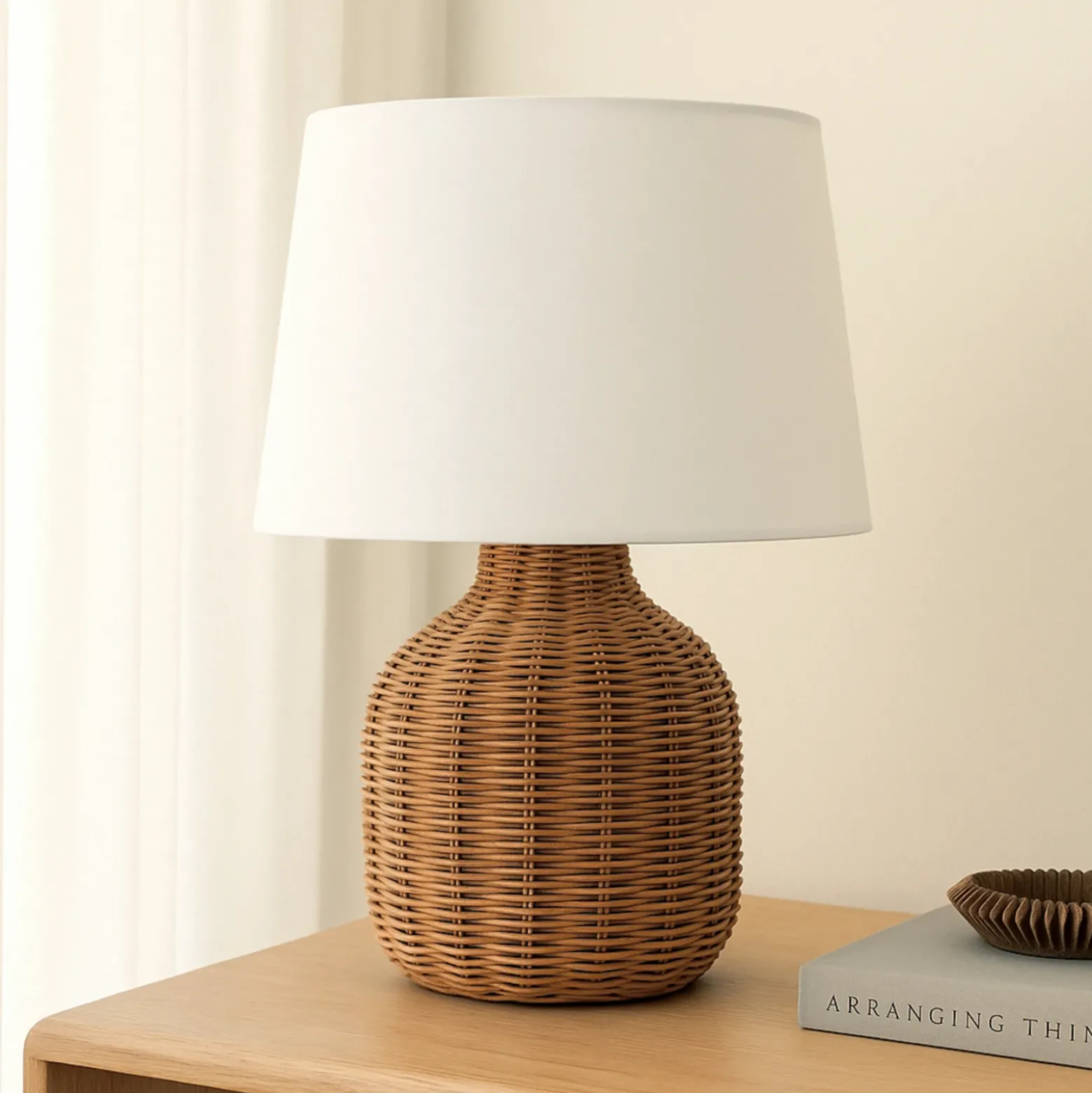 Lámpara de mesa Lindby Lirenda, altura 52 cm, ratán, natural/blanco
