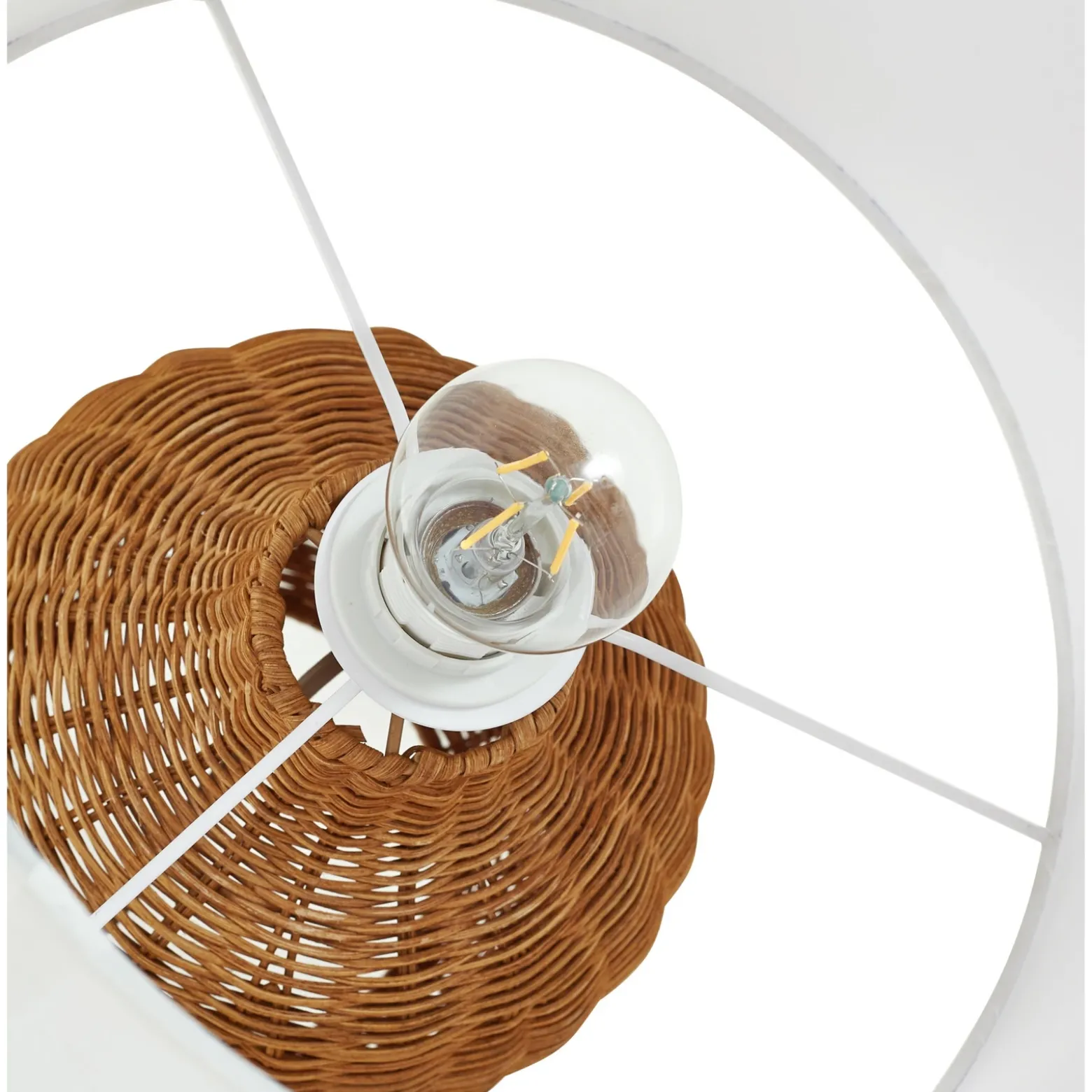Lámpara de mesa Lindby Lirenda, altura 52 cm, ratán, natural/blanco