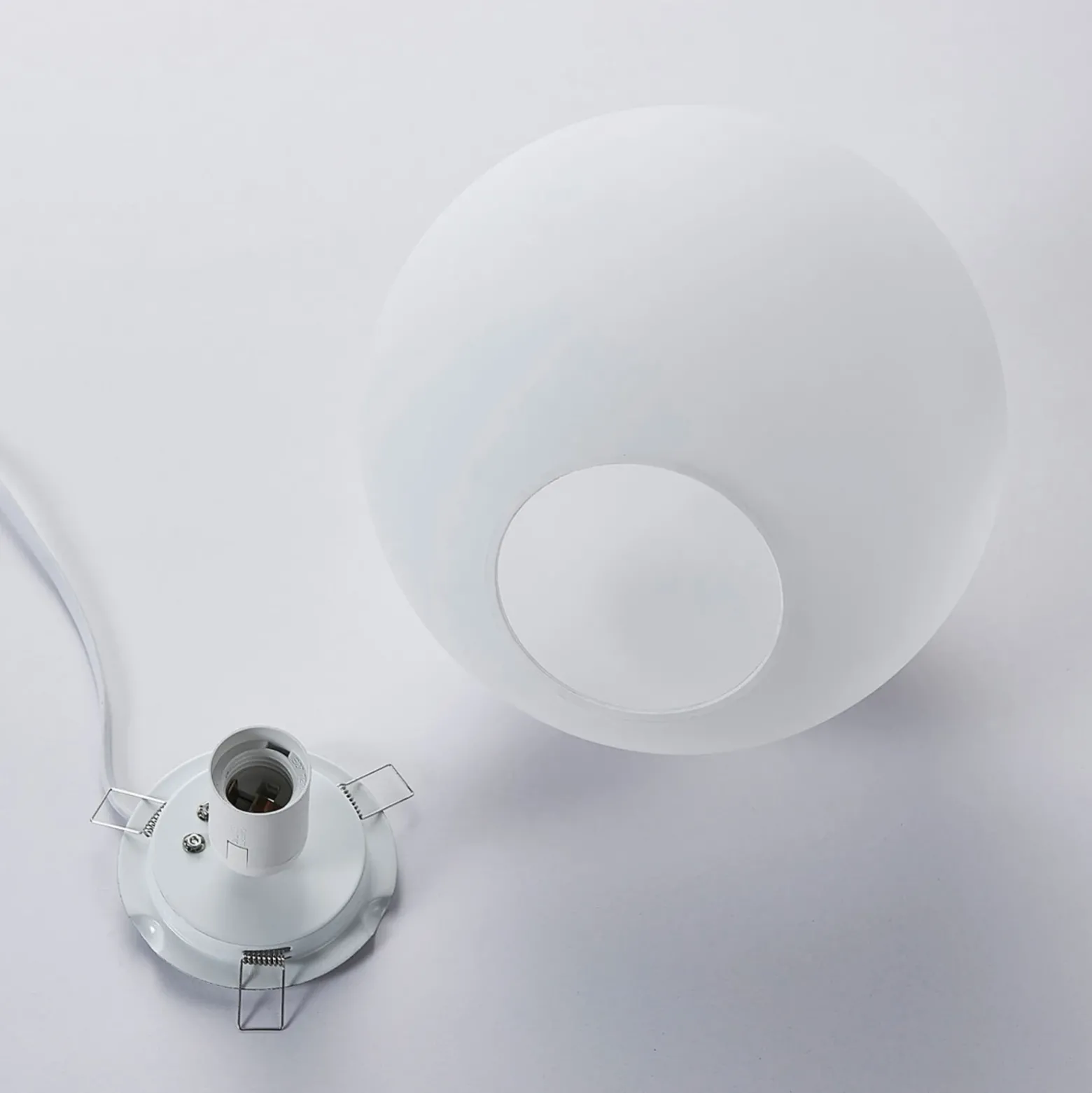 Lámpara de mesa Lindby Marike, blanca, cristal, globo, Ø 25 cm, E27