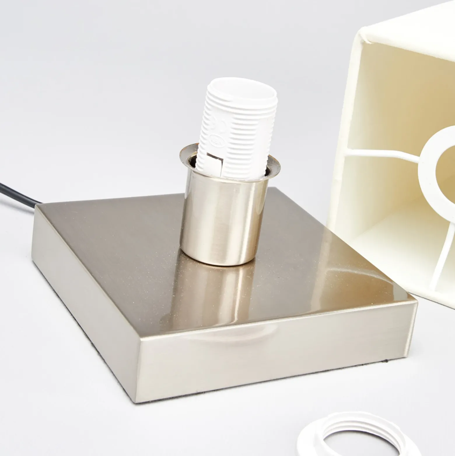 Lámpara de mesa Lindby Martje, altura 35 cm, blanca, textil, metal