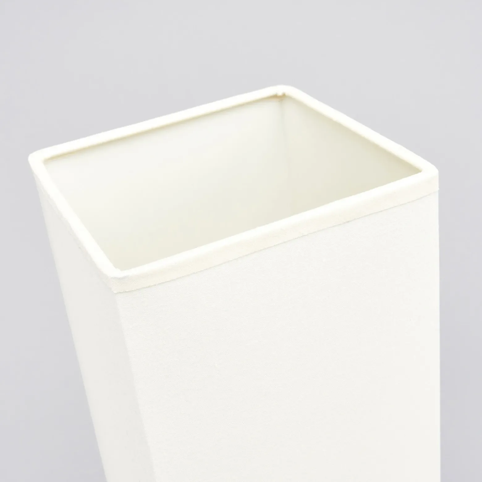 Lámpara de mesa Lindby Martje, altura 35 cm, blanca, textil, metal