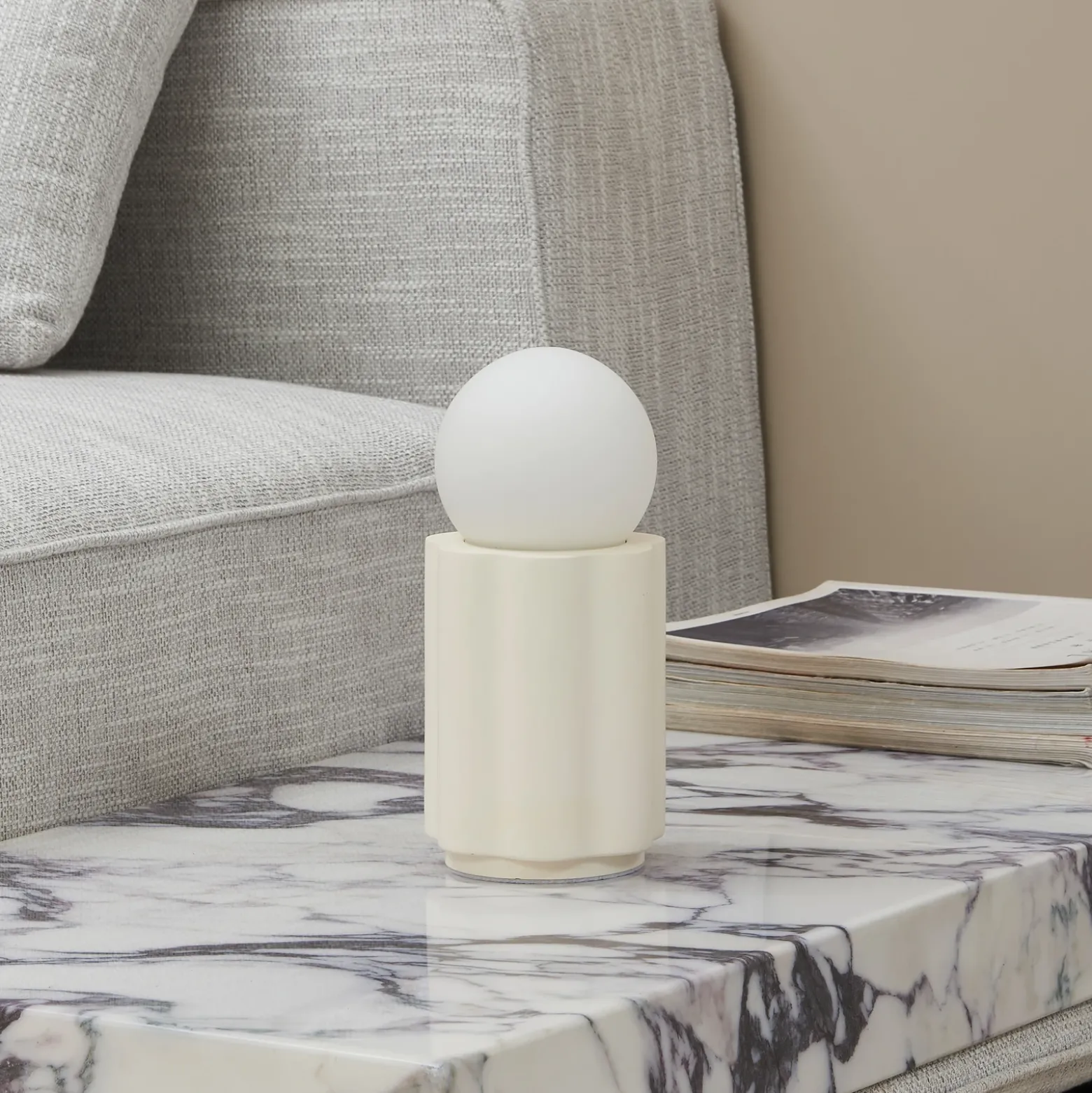 Lámpara de mesa Lindby Nielson, beige, altura pantalla 8,5 cm, yeso