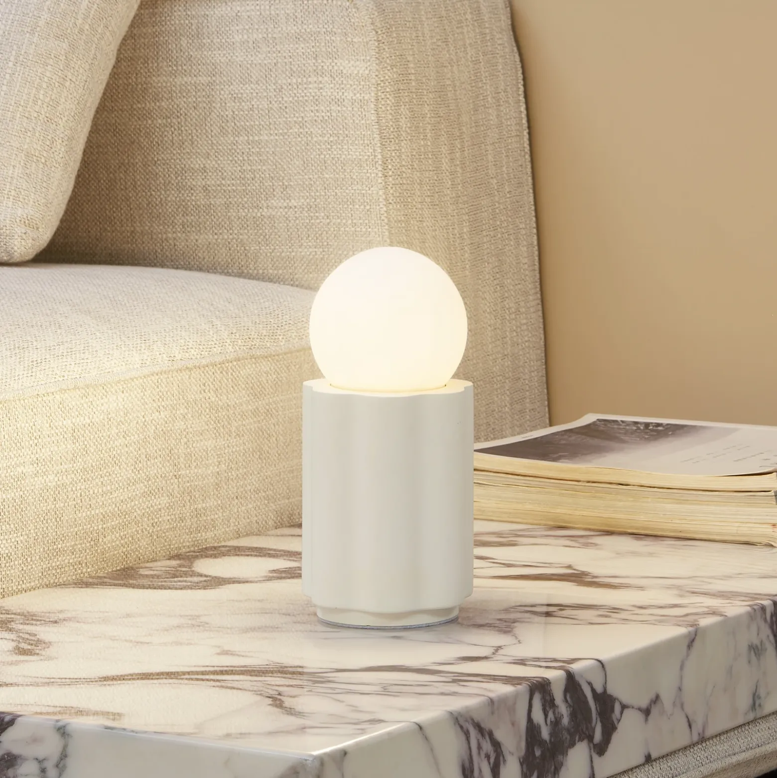 Lámpara de mesa Lindby Nielson, beige, altura pantalla 8,5 cm, yeso