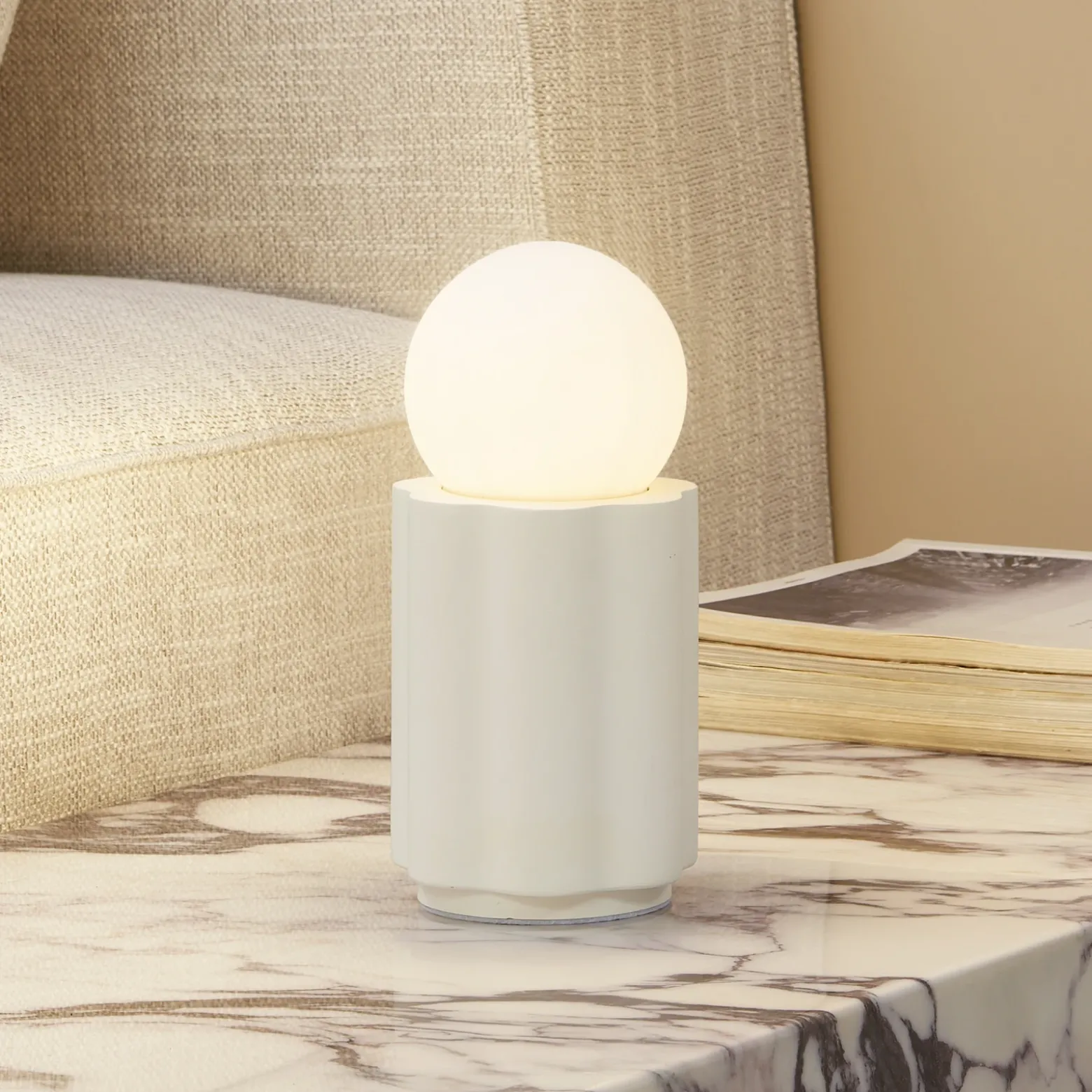 Lámpara de mesa Lindby Nielson, beige, altura pantalla 8,5 cm, yeso