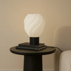 Lámpara de mesa Lindby Nuvia, altura 39,1 cm, blanca, impresión 3D