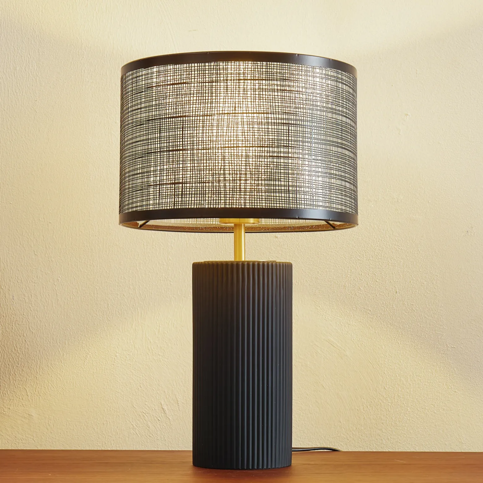 Lámpara de mesa Lindby Sorscha, negra, hierro, Ø 26 cm
