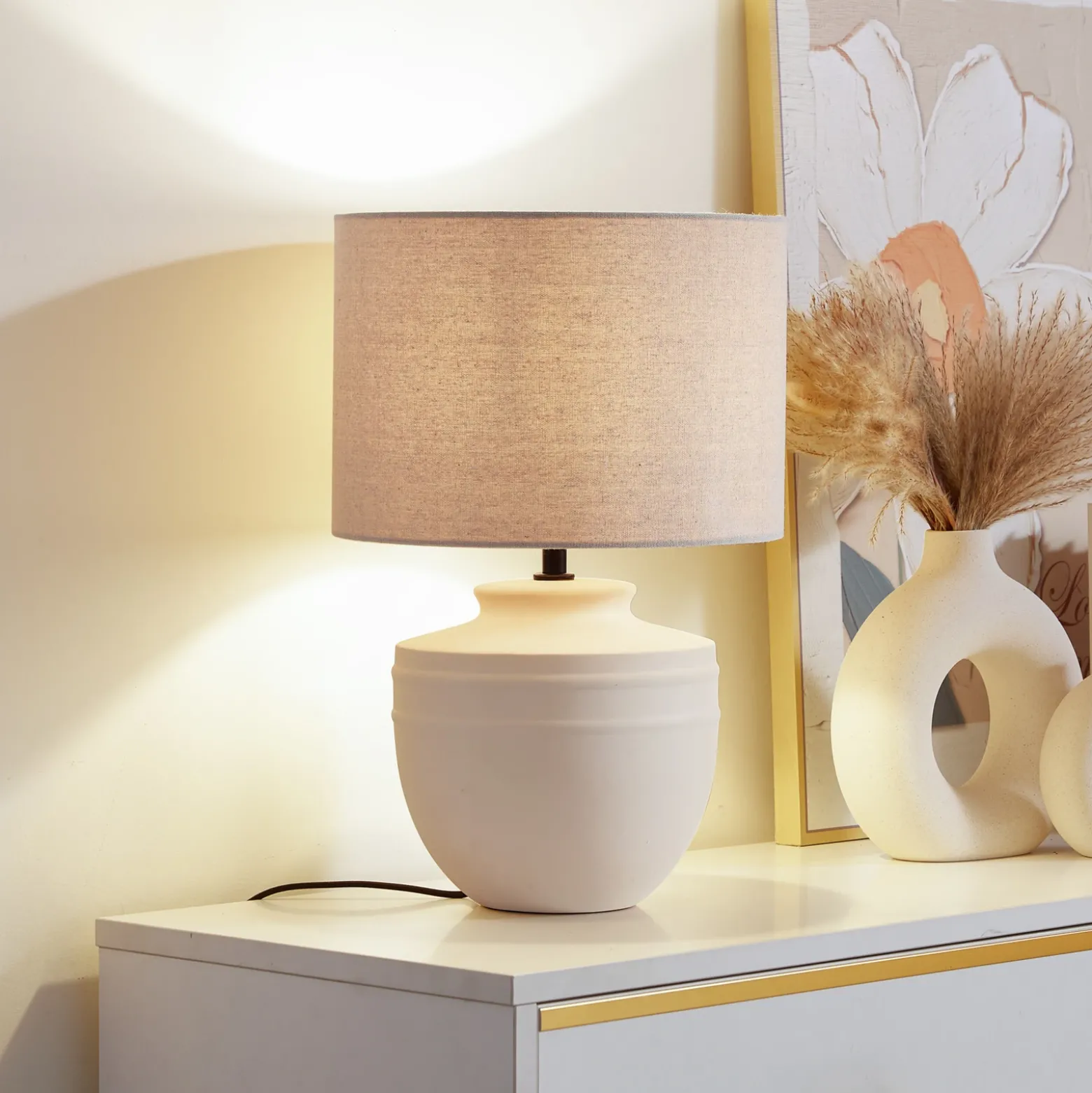 Lámpara de mesa Lindby Thalassia, beige, Ø 30 cm, cerámica