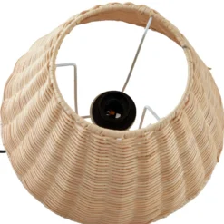 Lámpara de mesa Lindby Zyralia, color madera, ratán, Ø 30 cm