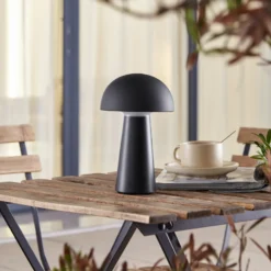 Lámpara de mesa Lindby Zyre LED recargable, negra, IP44, regulador táctil