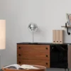Lámpara de mesa Lite de Gubi, altura 50 cm, cromo/cromo