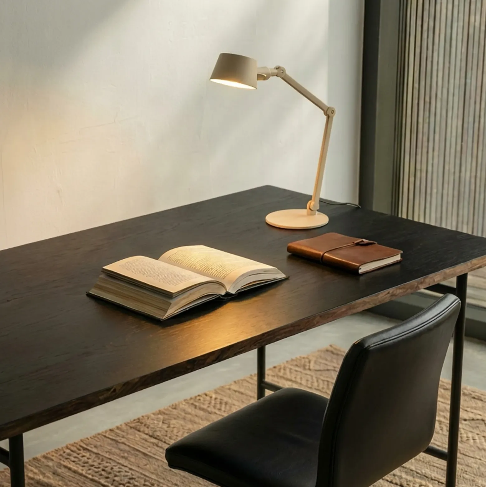 Lámpara de mesa Lucande Silka, 93 cm, beige, regulable, E27