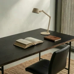 Lámpara de mesa Lucande Silka, 93 cm, beige, regulable, E27