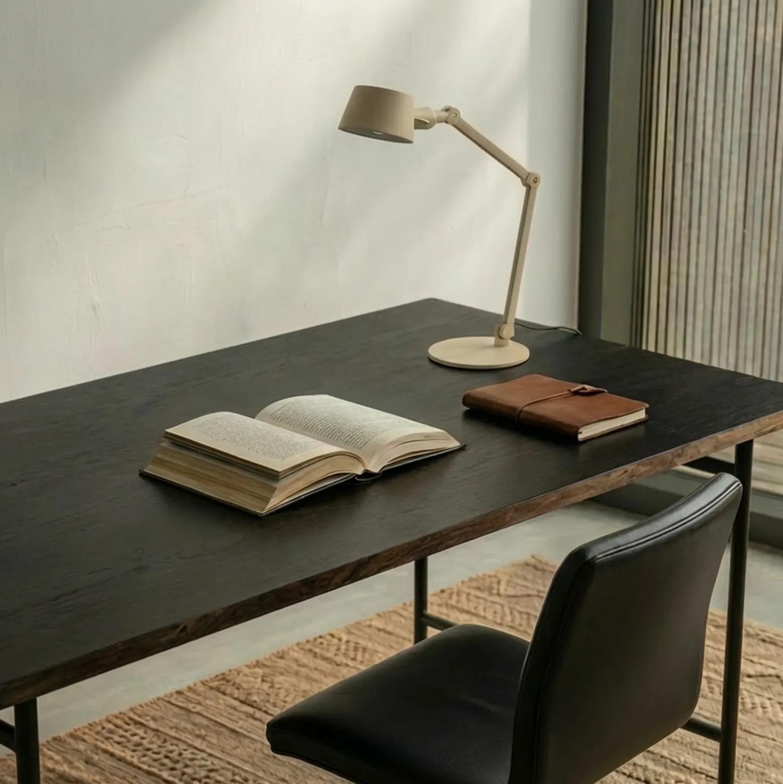 Lámpara de mesa Lucande Silka, 93 cm, beige, regulable, E27