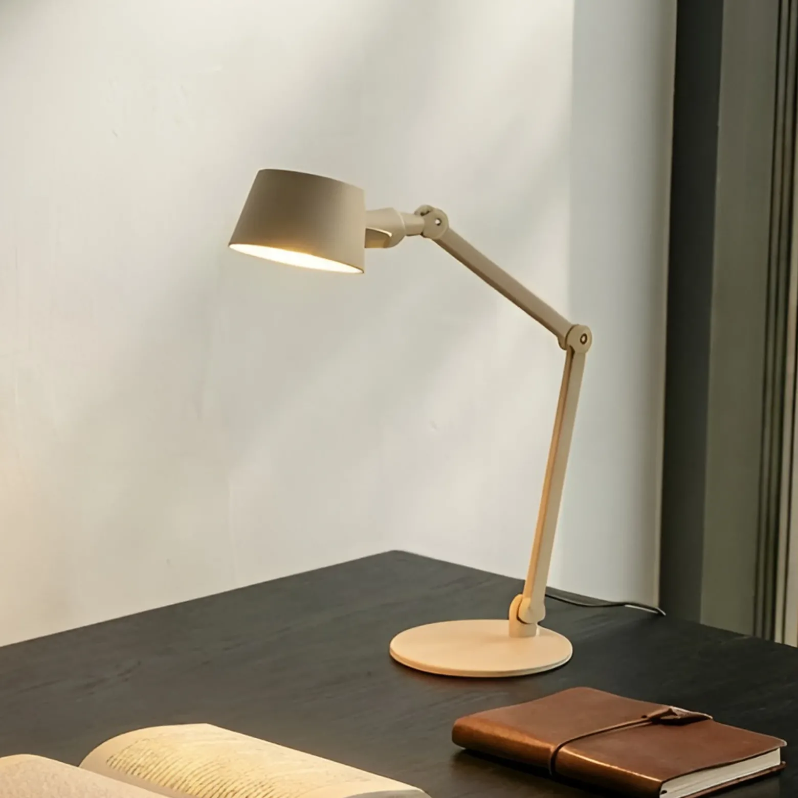 Lámpara de mesa Lucande Silka, 93 cm, beige, regulable, E27