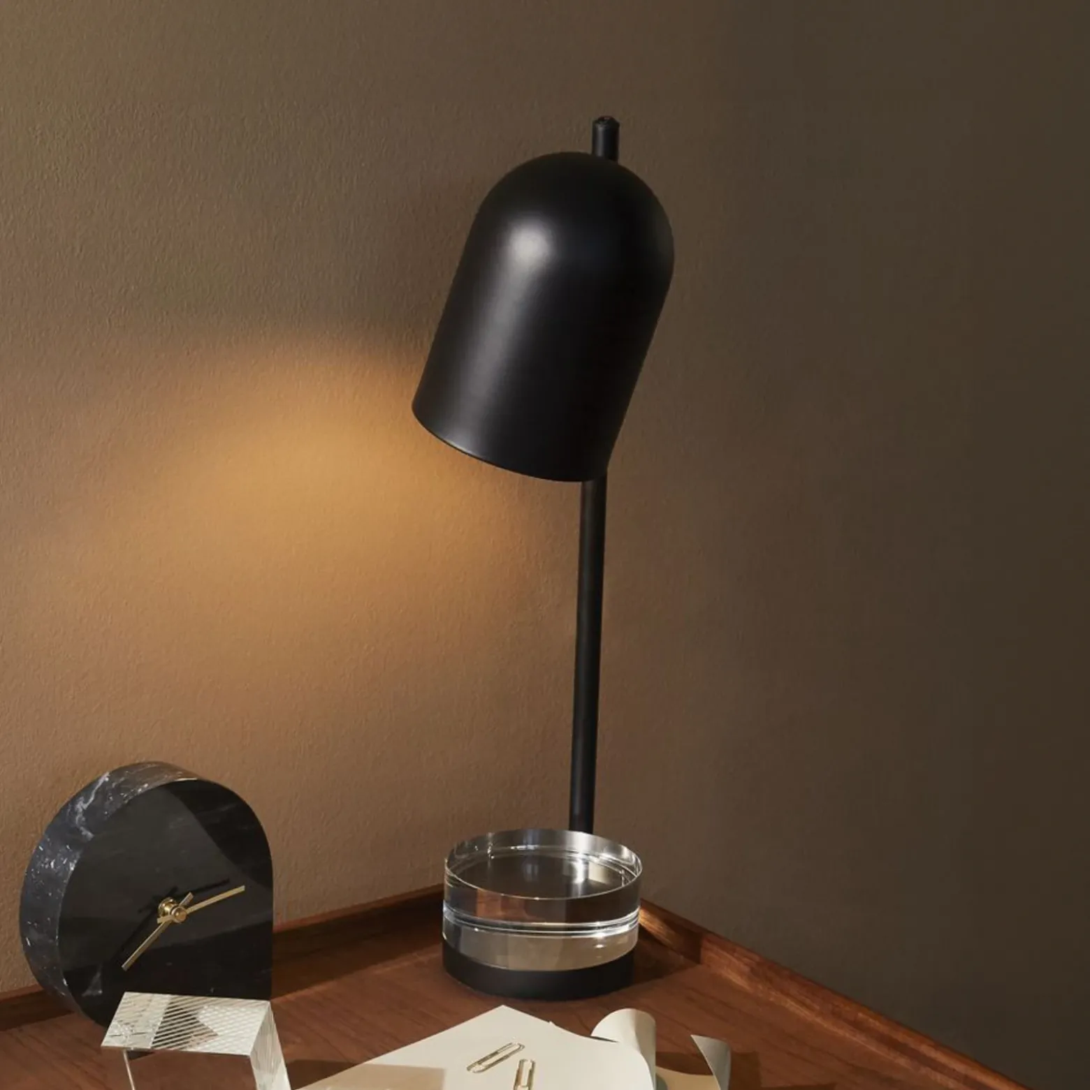 Lámpara de mesa Luceo de AYTM, negra