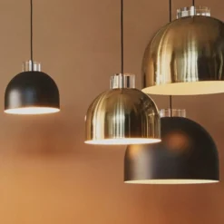 Lámpara de mesa Luceo de AYTM, negra