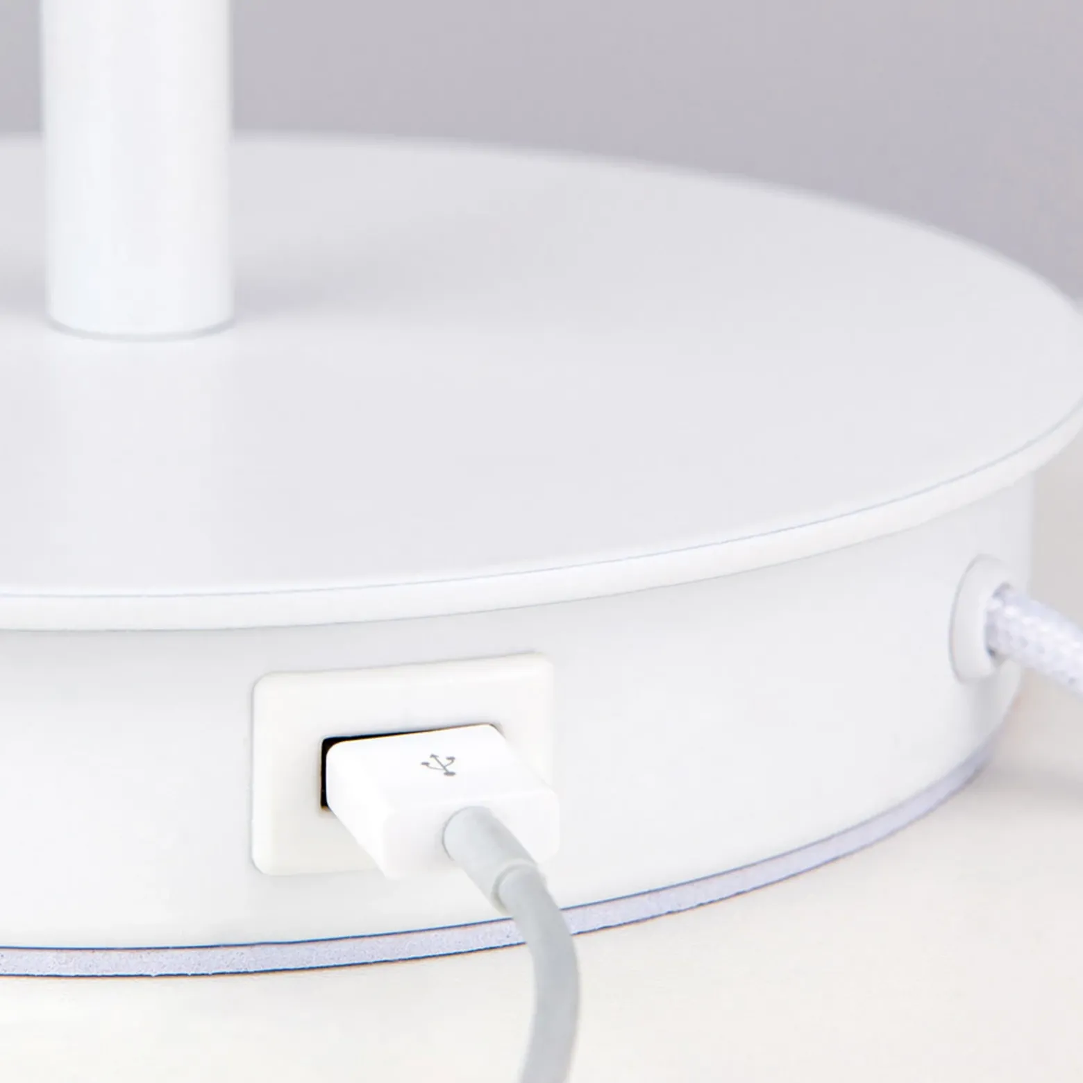 Lámpara de mesa Ludwig con puerto USB blanco