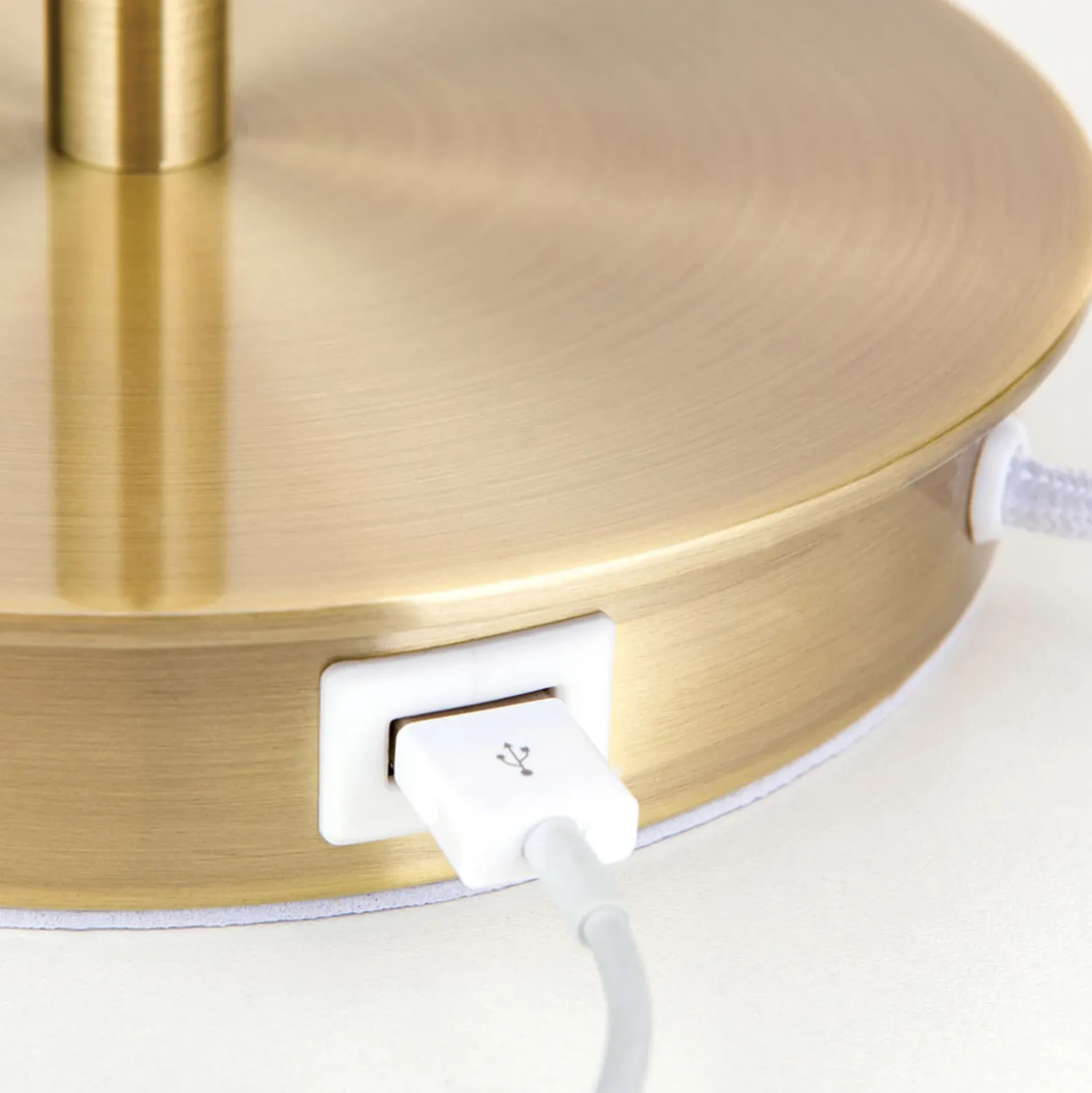 Lámpara de mesa Ludwig, USB blanco/latón antiguo