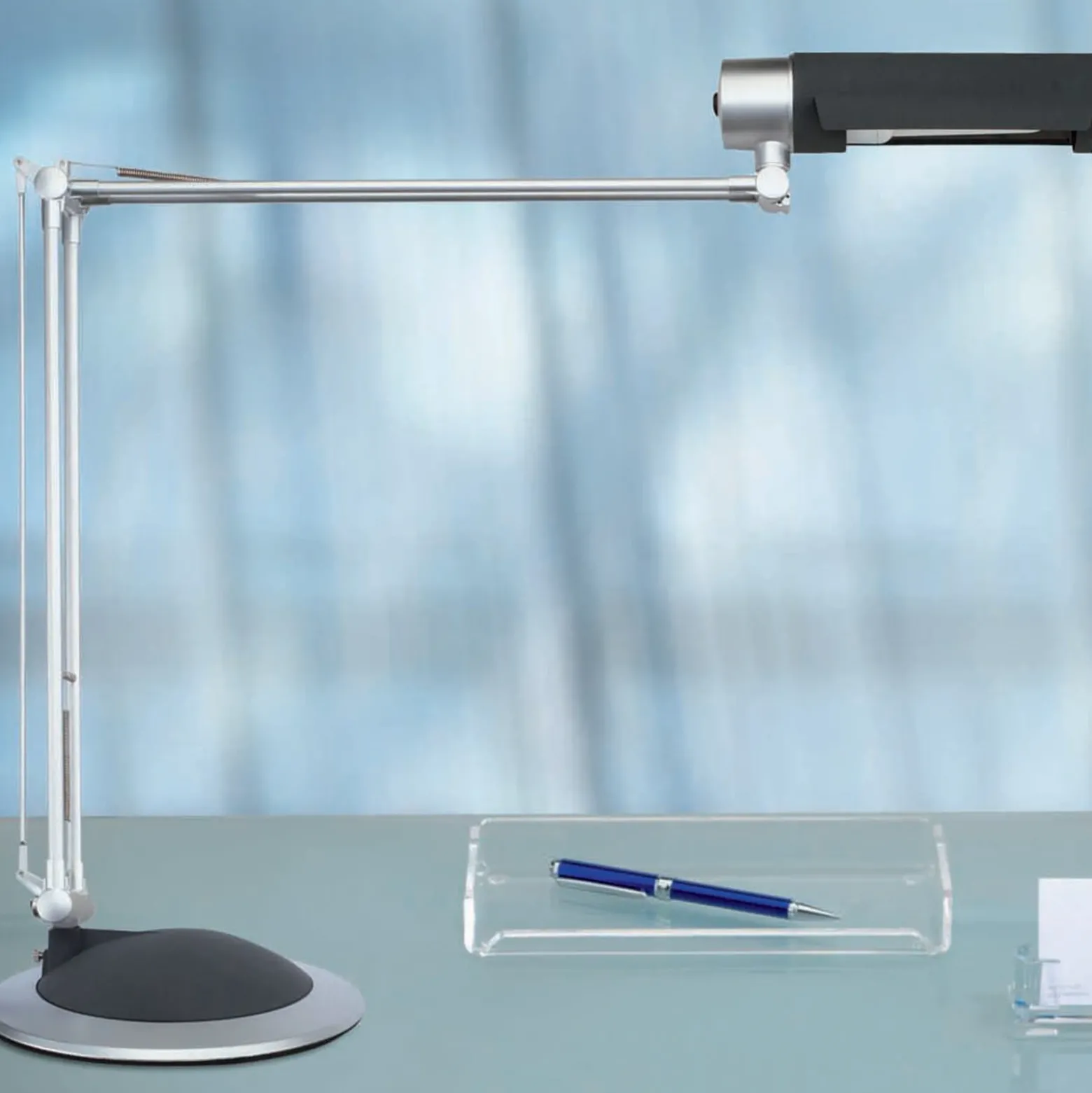 Lámpara de mesa MAULoffice, negro/plateado, altura 56 cm, metal