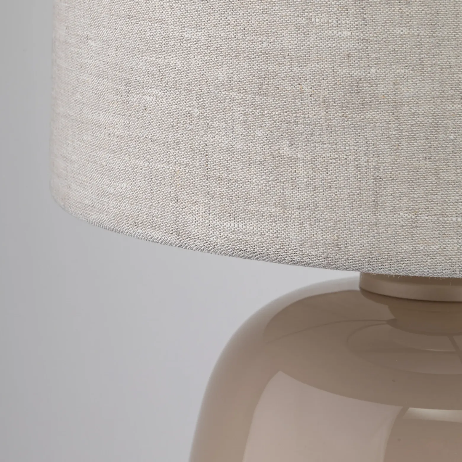 Lámpara de mesa Melody, arena, textil, altura 48 cm, E27