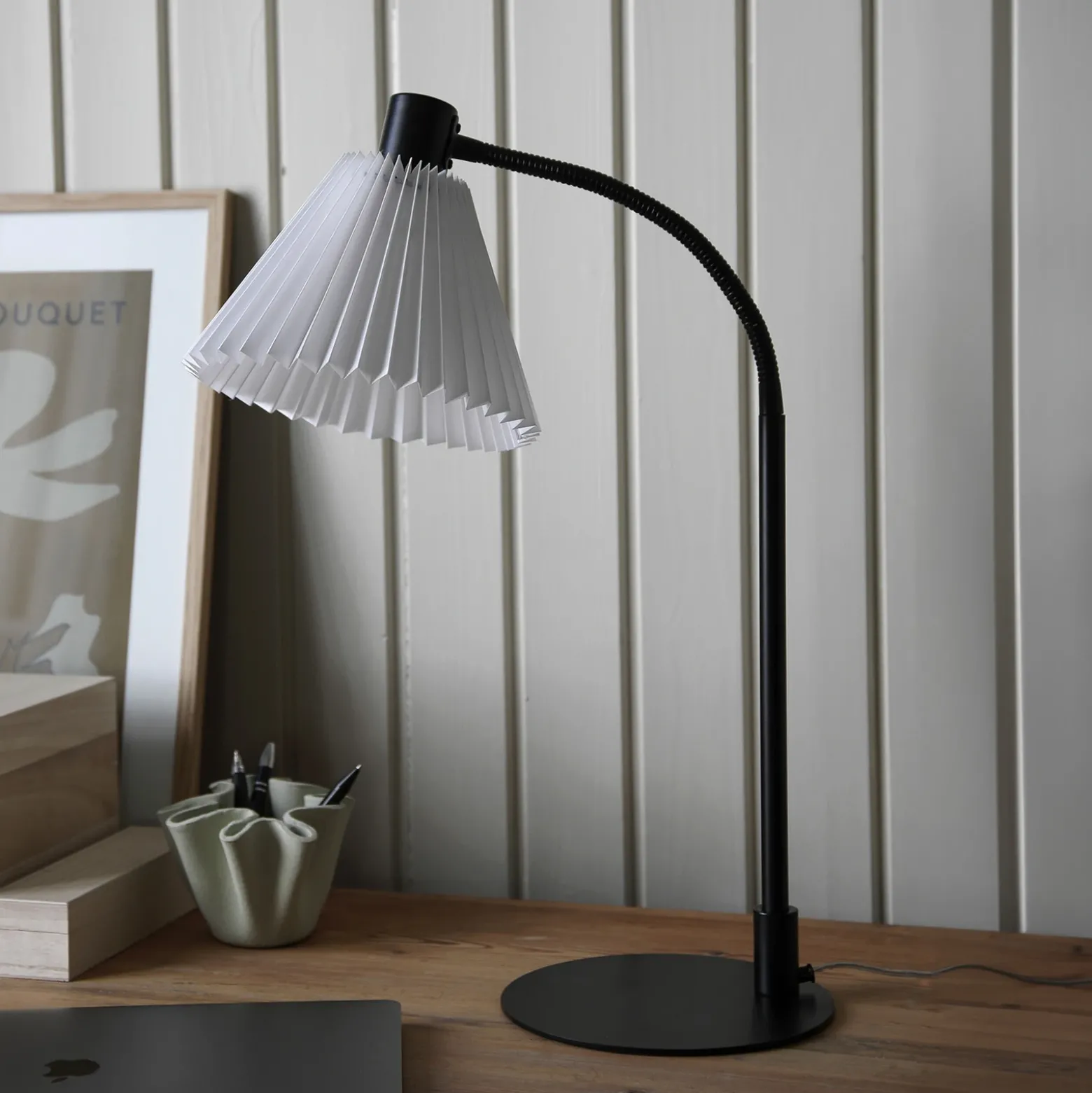 Lámpara de mesa Mira, blanco/negro, hierro/tejido, altura 59 cm
