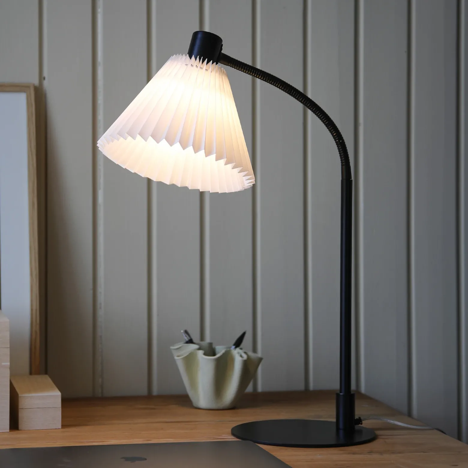 Lámpara de mesa Mira, blanco/negro, hierro/tejido, altura 59 cm