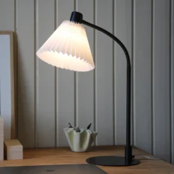 Lámpara de mesa Mira, blanco/negro, hierro/tejido, altura 59 cm