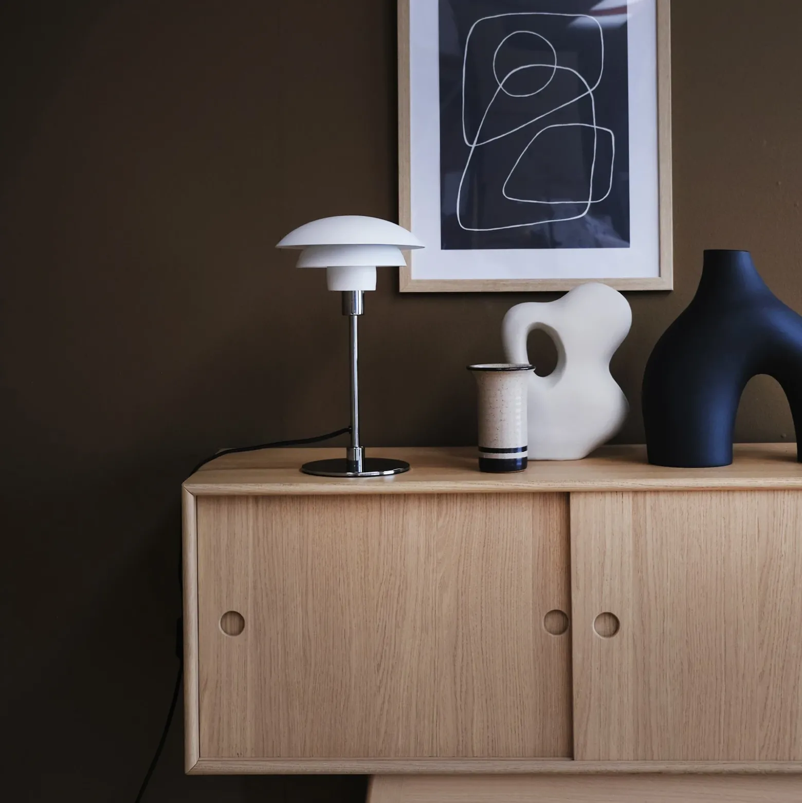 Lámpara de mesa Morph de Dyberg Larsen, blanca, altura 35 cm, metal