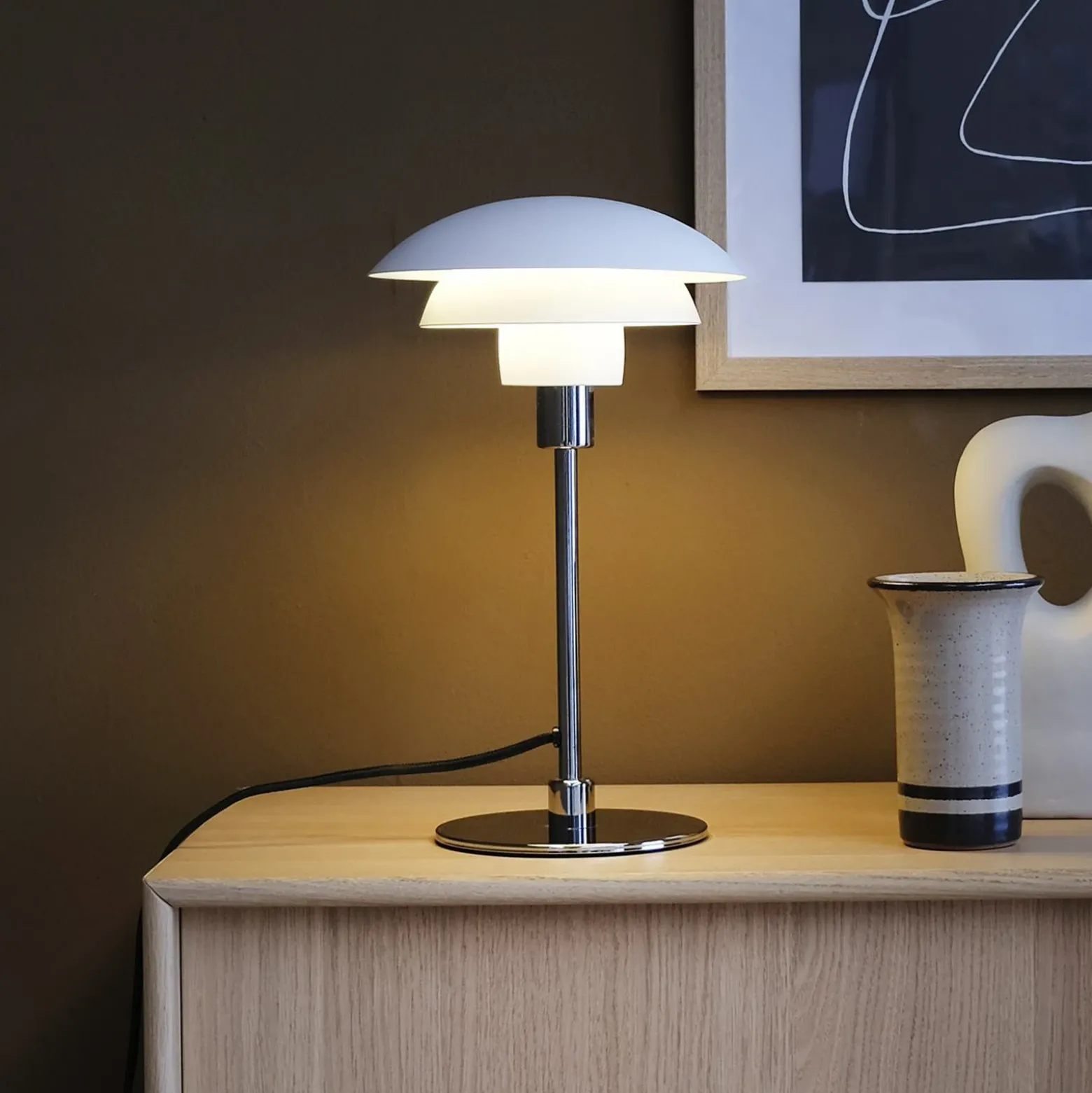 Lámpara de mesa Morph de Dyberg Larsen, blanca, altura 35 cm, metal