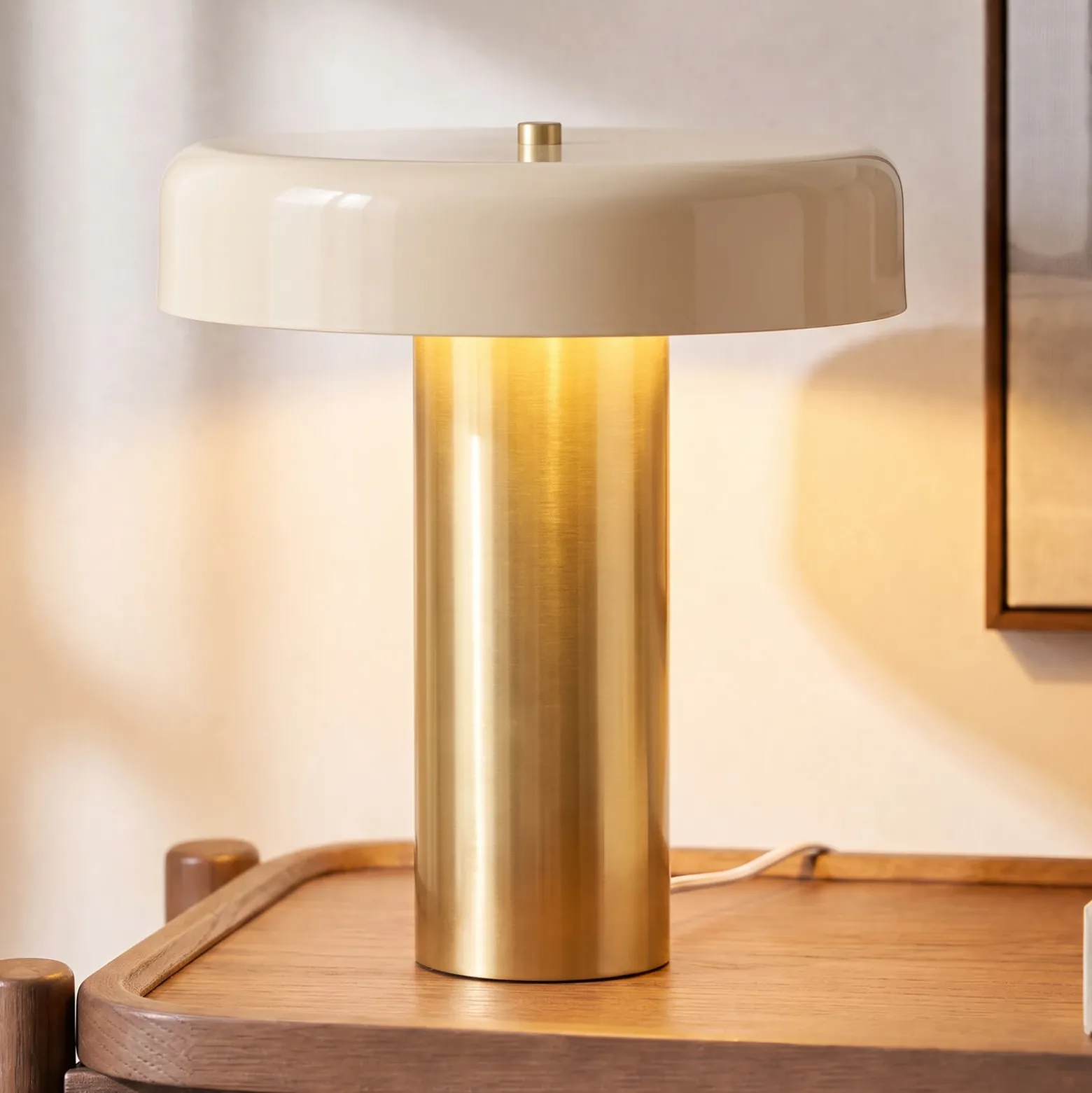 Lámpara de mesa Nola Dionne, latón/beige, 33 cm, metal, E14