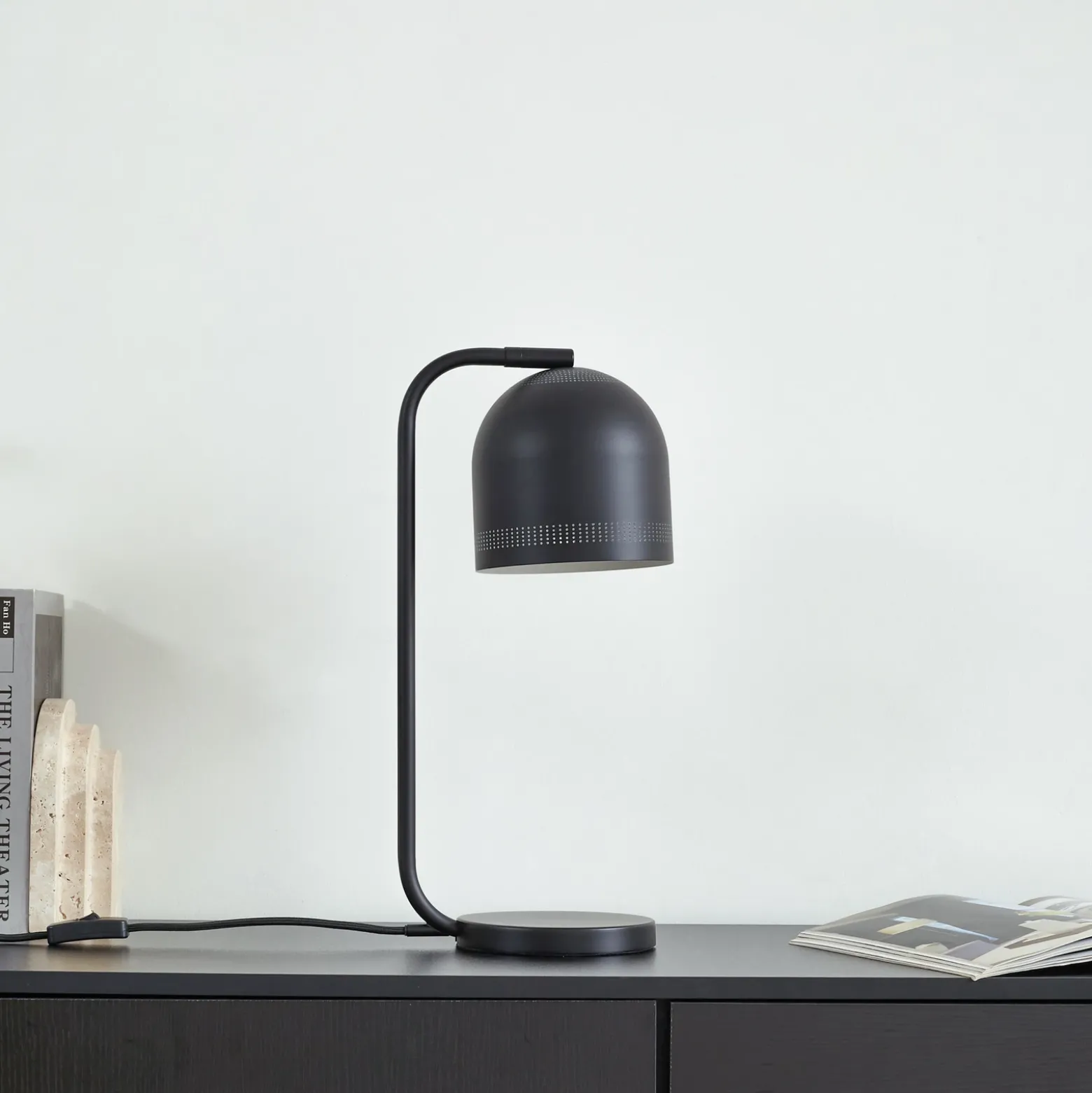 Lámpara de mesa Nola Oura, negra, altura 45 cm, hierro, E14