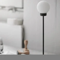 Lámpara de mesa Northern Snowball, negra