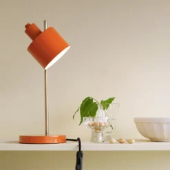 Lámpara de mesa Ocean de Dyberg Larsen, naranja/latón, altura 43 cm