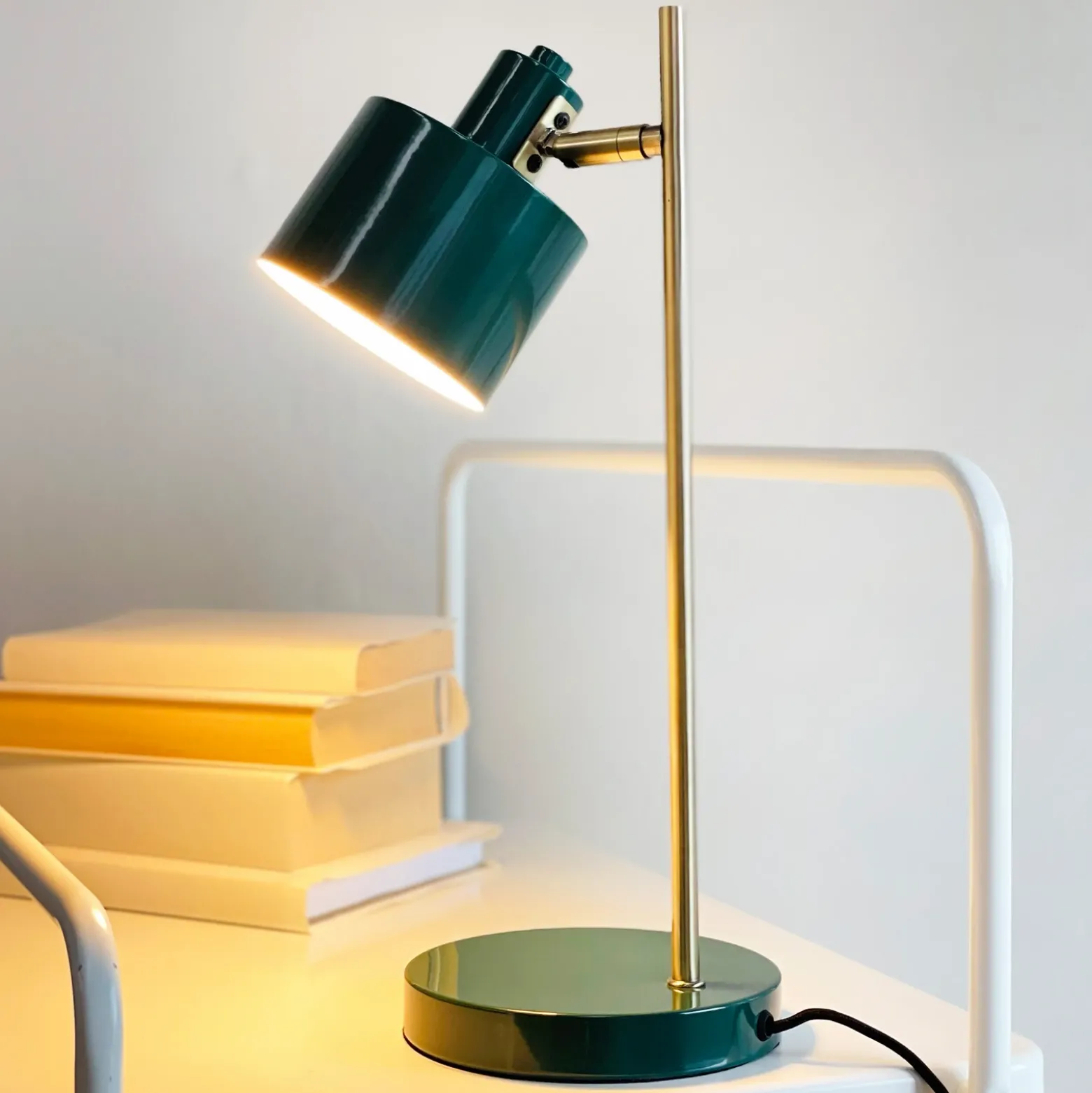 Lámpara de mesa Ocean de Dyberg Larsen, verde oscuro/latón, 43 cm