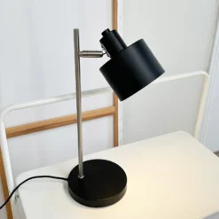 Lámpara de mesa Ocean de Dyberg Larsen, negro/acero, altura 43 cm
