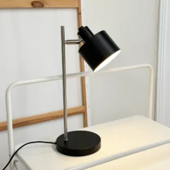 Lámpara de mesa Ocean de Dyberg Larsen, negro/acero, altura 43 cm